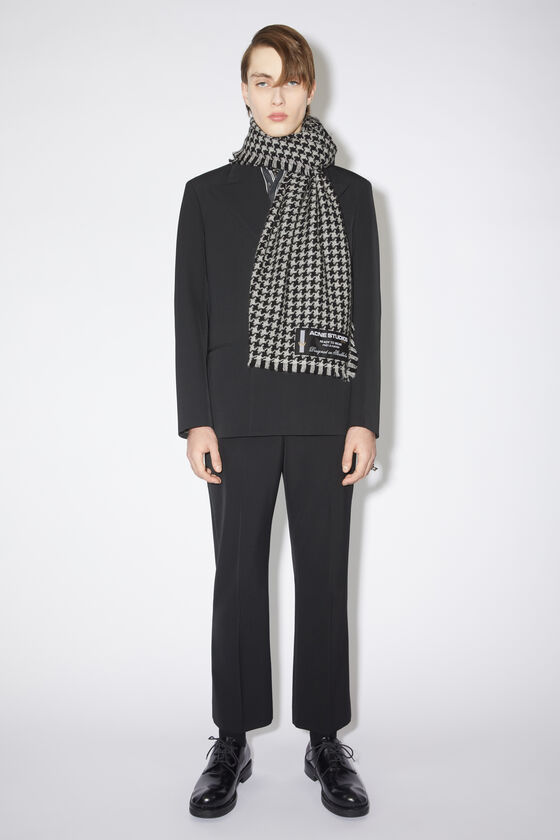 (image for) Resourceful Houndstooth wool scarf